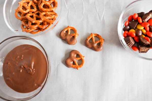 Reeses Chocolate Dipped Pretzel Process