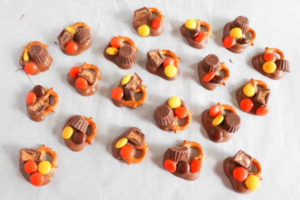 Reeses Chocolate Dipped Pretzel Process