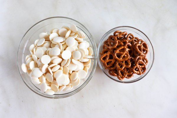 White chocolate melts and pretzels in glass bowls.