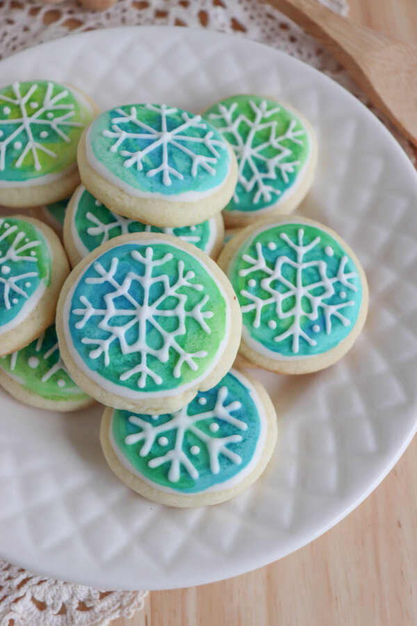 Watercolor Snowflake Sugar Cookies with Printable Gift Tags