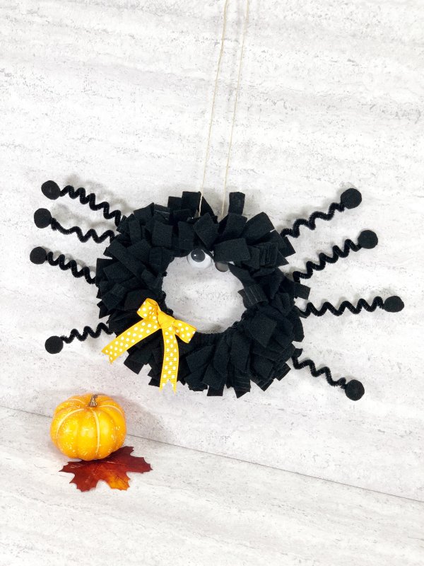 DIY Felt Spider Wreath