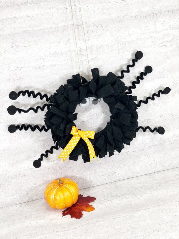 DIY Felt Spider Wreath