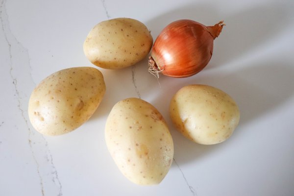 White-skinned potatoes and an onion.
