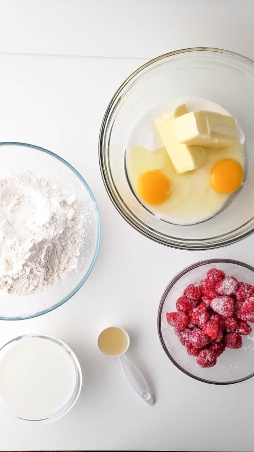 The wet and dry ingredients for the raspberry cake are in separate bowls.