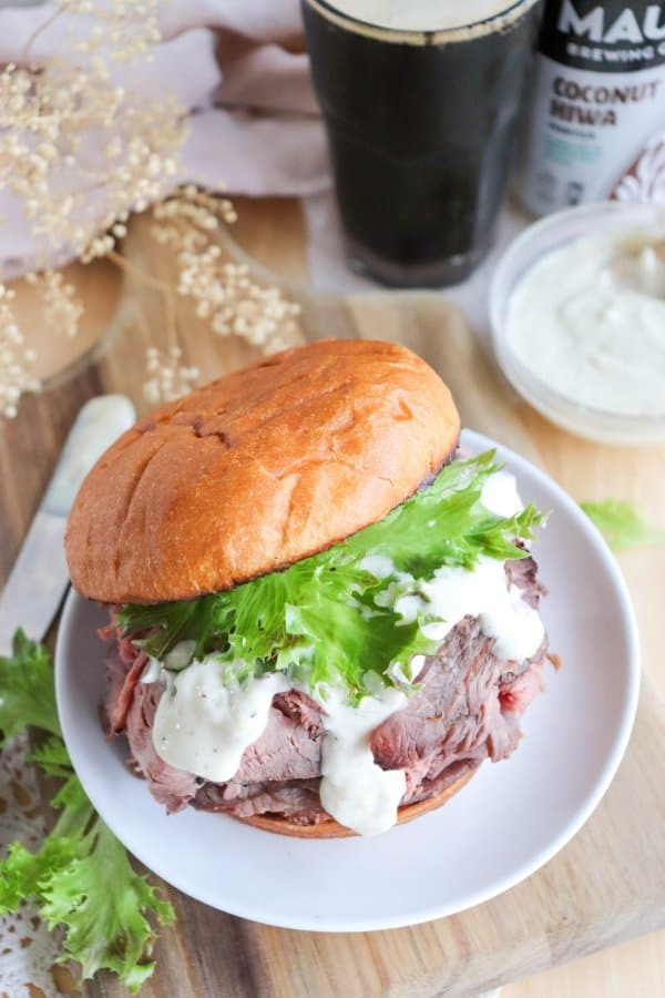 A sandwich recipe with toasted buns, roast beef, lettuce, and garlic aioli. 
